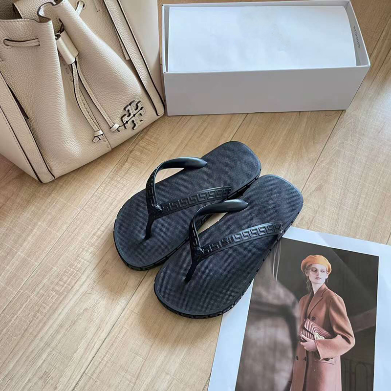 Fashion Summer Women Slippers Sandals Senior Loubi Flip Donna Flat Family Slides Italy Popular PVC Strap Rubber Designer Novelty Banquet Sliders Flips Flops EU 35-43