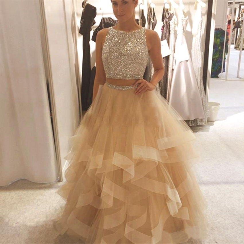 2023 Plus Size Ball Gown Champagne Prom Dresses Sparkly paljetter Pärlad topp Tulle Tiered kjol nyckelhål Backlösa aftonklänningar