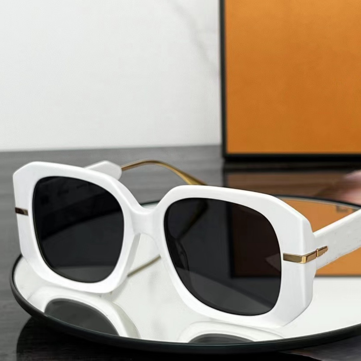 Popular New Model In 2023 Market International Brand Thick Frame Thick Mirror Leg PC Light Material Women's Luxury Fashion Sunglasses Khaki Black White Frame