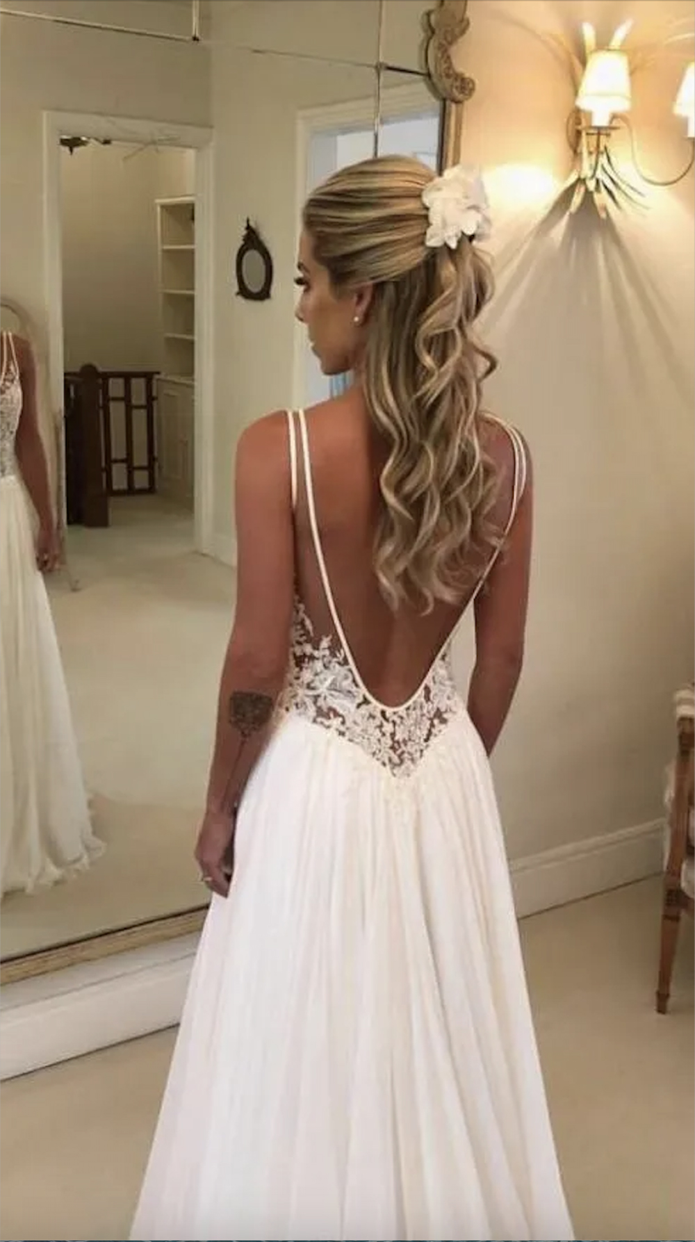 2023 Abiti da sposa economici da spiaggia Appliqued in pizzo con scollo a V Una linea Sexy Backless Boho Abito da sposa Sweep Train Abiti da sposa da giardino personalizzati