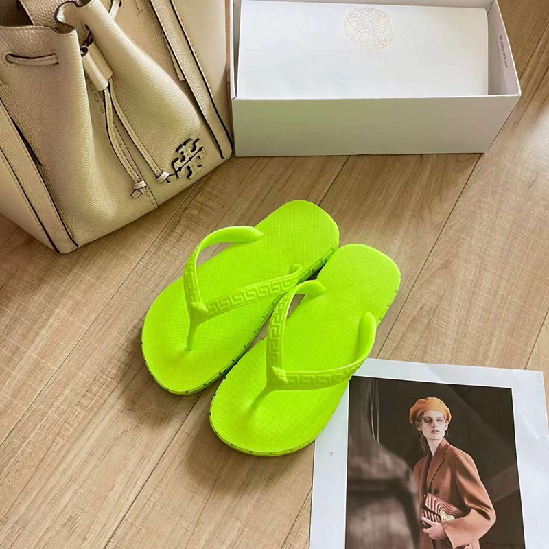 Mode Été Plage Femmes Pantoufles Sandales Célèbre Loubi Flip Donna Plat Famille Diapositives Italie Populaire Sangle PVC Caoutchouc Designer Piscines Funs Non-Slip Flips Flops EU 35-43