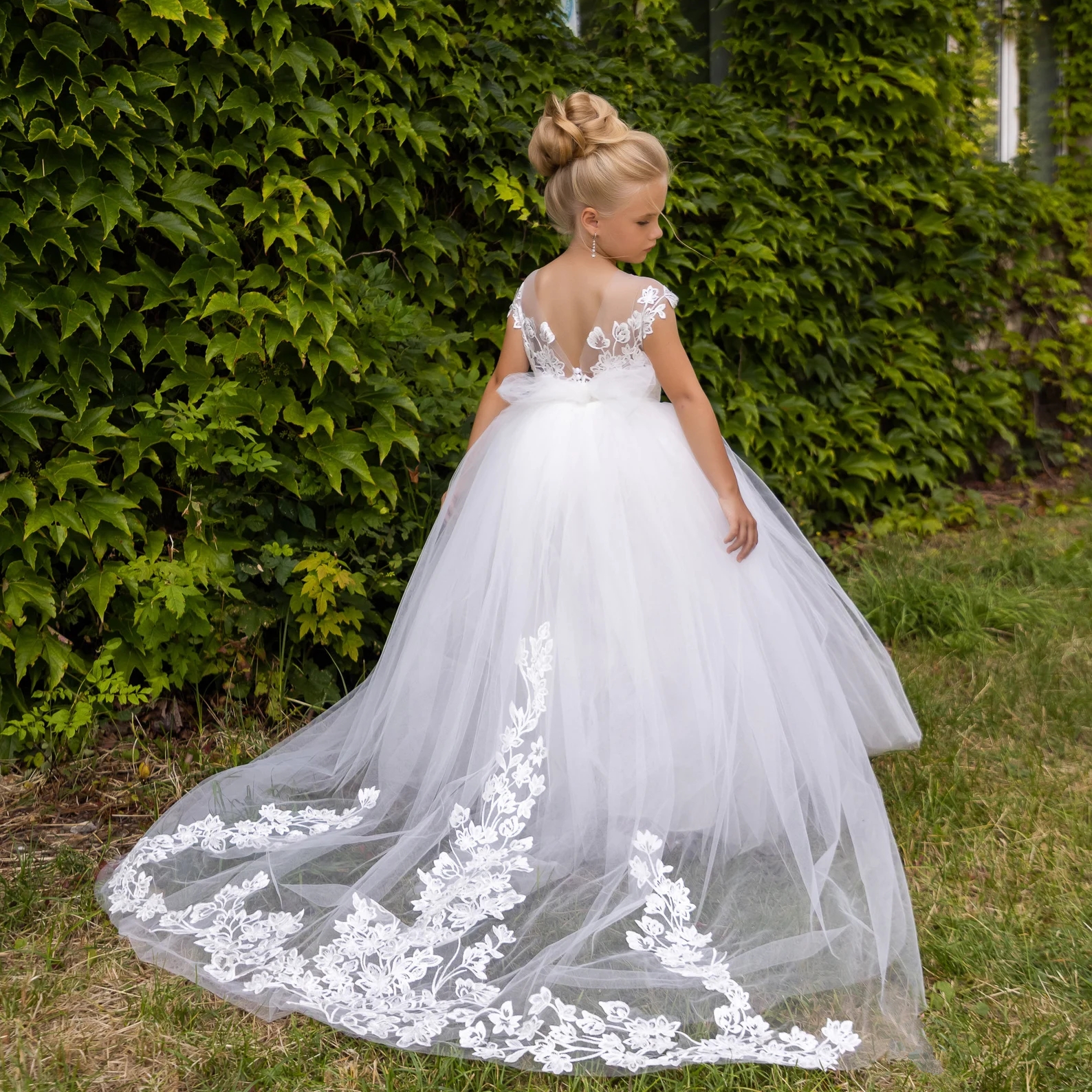 Baby Flower Girl Dress with Train 2024 Elfenben Tulle spetsbollklänning Första nattvards klänning Little Kid Infant Toddler Chistening Baptism Junior Bridesmaid Wedding Guest Guest