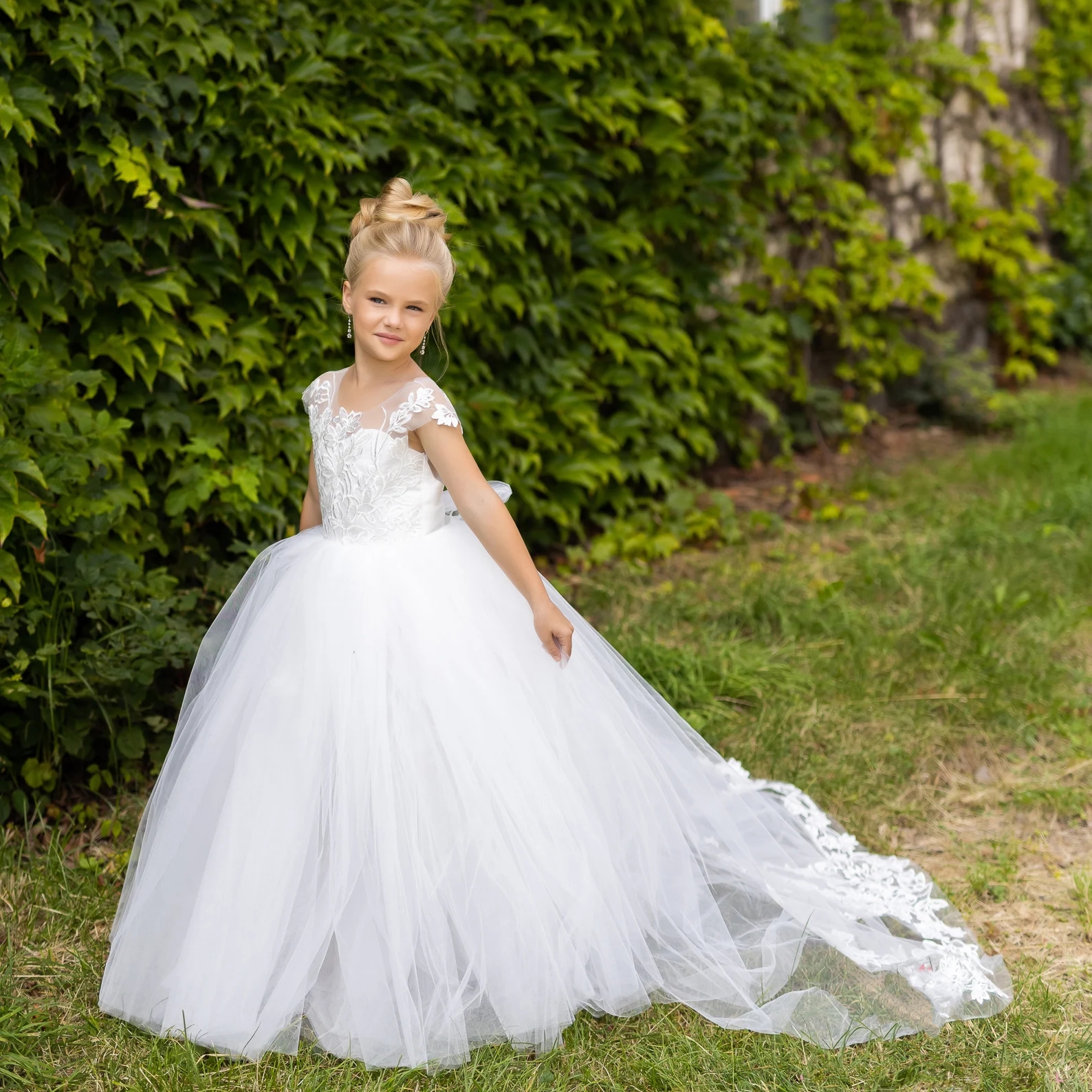 Baby Flower Girl Dress with Train 2024 Elfenben Tulle spetsbollklänning Första nattvards klänning Little Kid Infant Toddler Chistening Baptism Junior Bridesmaid Wedding Guest Guest