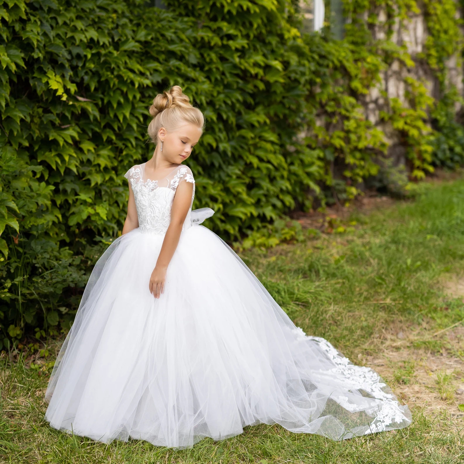 Baby Flower Girl Dress con strascico 2024 Tulle avorio Abito da ballo in pizzo Abito da prima comunione Ragazzino Bambino neonato Battesimo Battesimo Junior Damigella d'onore Invitato a un matrimonio