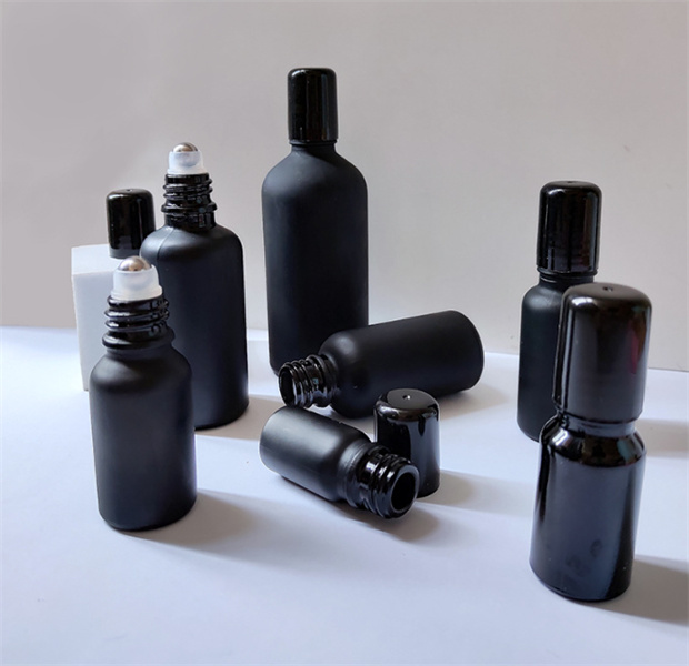 10ml 5ml 15ml 20ml 30ml 50ml 100ml Parfum Roll On Glass Bottle Black Frost avec des flacons d'huile essentielle de rouleau de boule de verre en métal JL9533