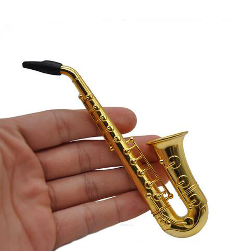 Ny stil Mini Reting Pipe Saxophone Trumpet Shape Metal Aluminium Tobacco Pipes Nyhetsartiklar Presentkvarn Rökverktyg för torra örtblisterpaket