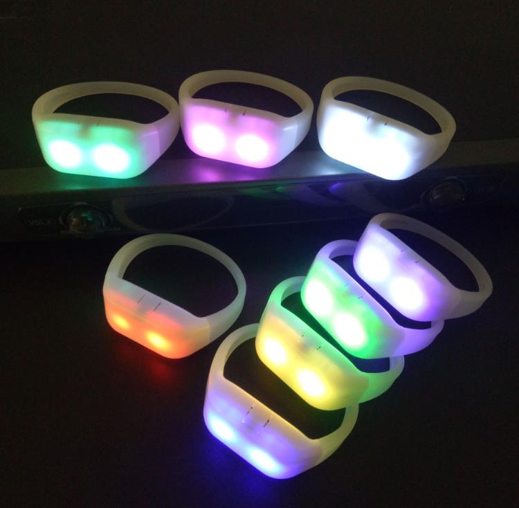 Fernbedienung LED Silikon Armbänder Armband RGB Farbwechsel mit 41 Tasten steuern leuchtende Armbänder für Clubs Konzerte Prom SN6913