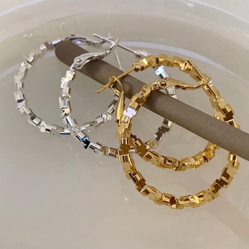 Orecchini a cerchio metallici creativi di nuova moda Orecchini di gioielli di personalità di colore oro e argento