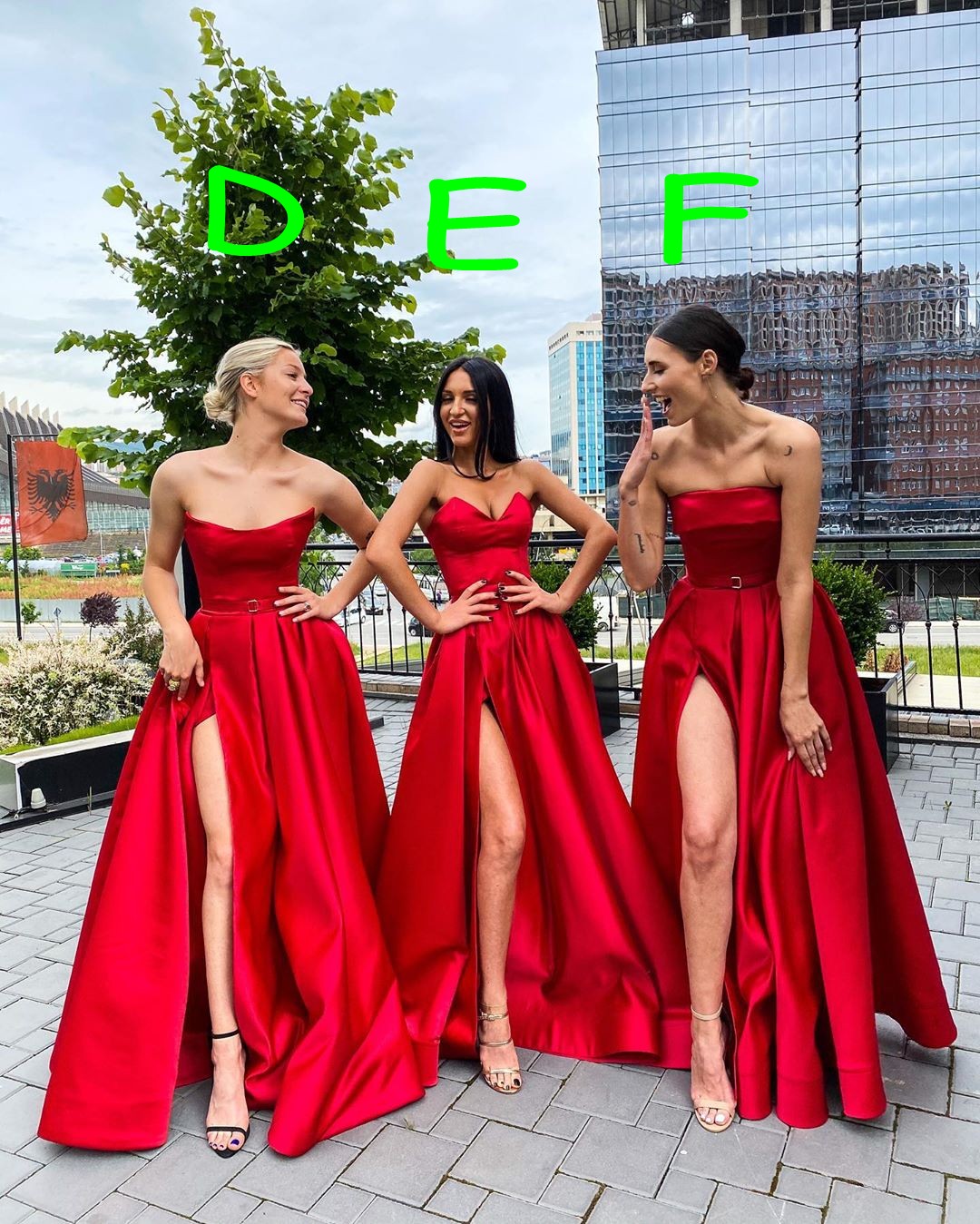 Vermelho Sexy Linha A Vestidos de Dama de Honra Longo Decote em V Coxa Alta Dividida Meninas Festa Formal Vestidos de Convidados de Casamento Cor Sólida Sem Mangas Vestidos de Dama de Honra Plus Size CL2460