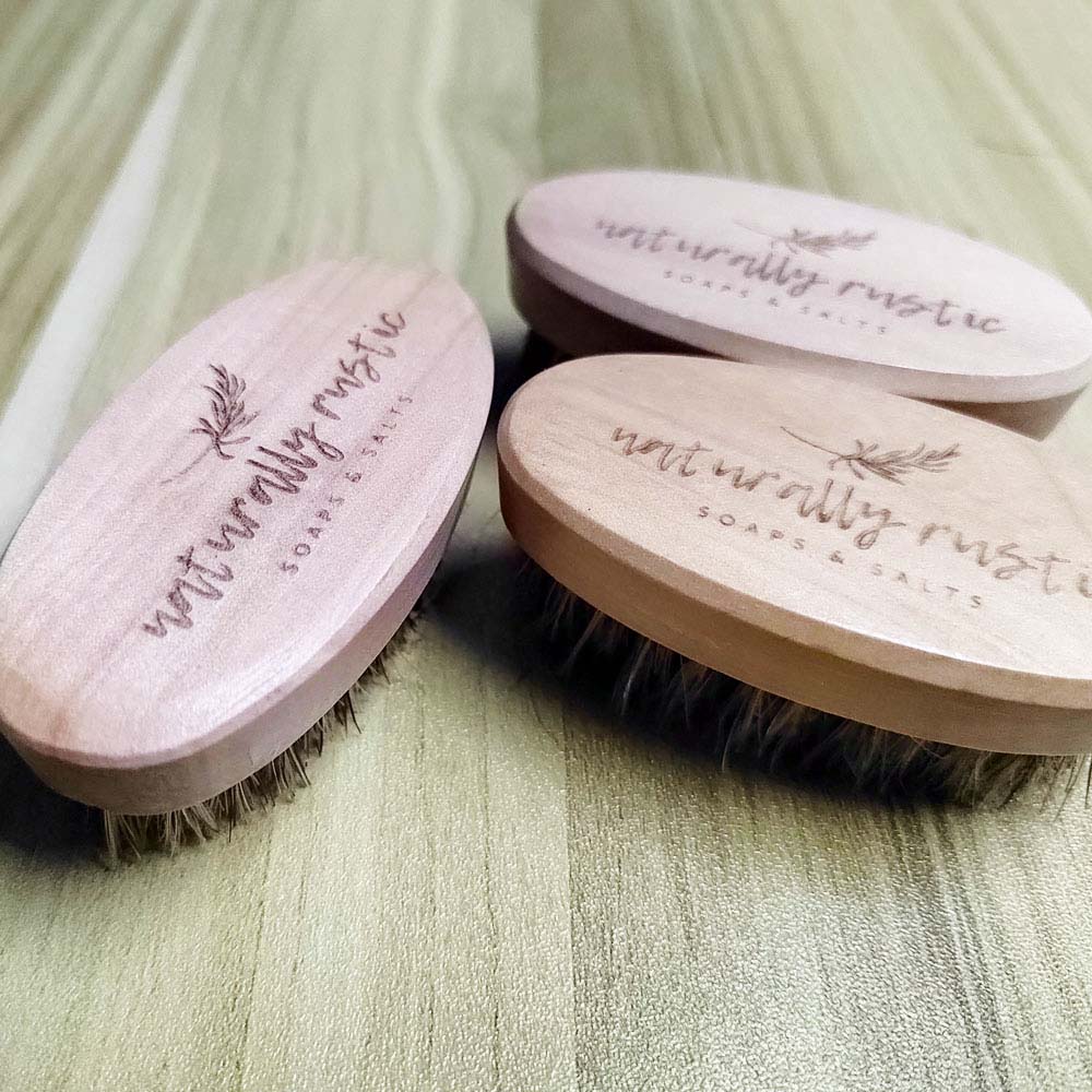 MOQ 50 piècesMini brosse à barbe pour poils du visage LOGO personnalisé OEM manche en bois de poche de petite taille avec brosses à poils de sanglier pur moustaches hommes toilettage