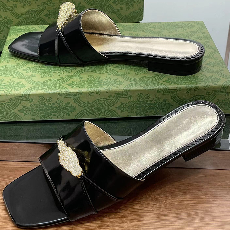 2023 Designer Luxe Pure Couleur Diapositives Pantoufles G Famille Femmes 100% Cuir En plein air Golden Strass Snakehead Sandales Ladys Wearproof Plat Open Toe Slipper Chaussures