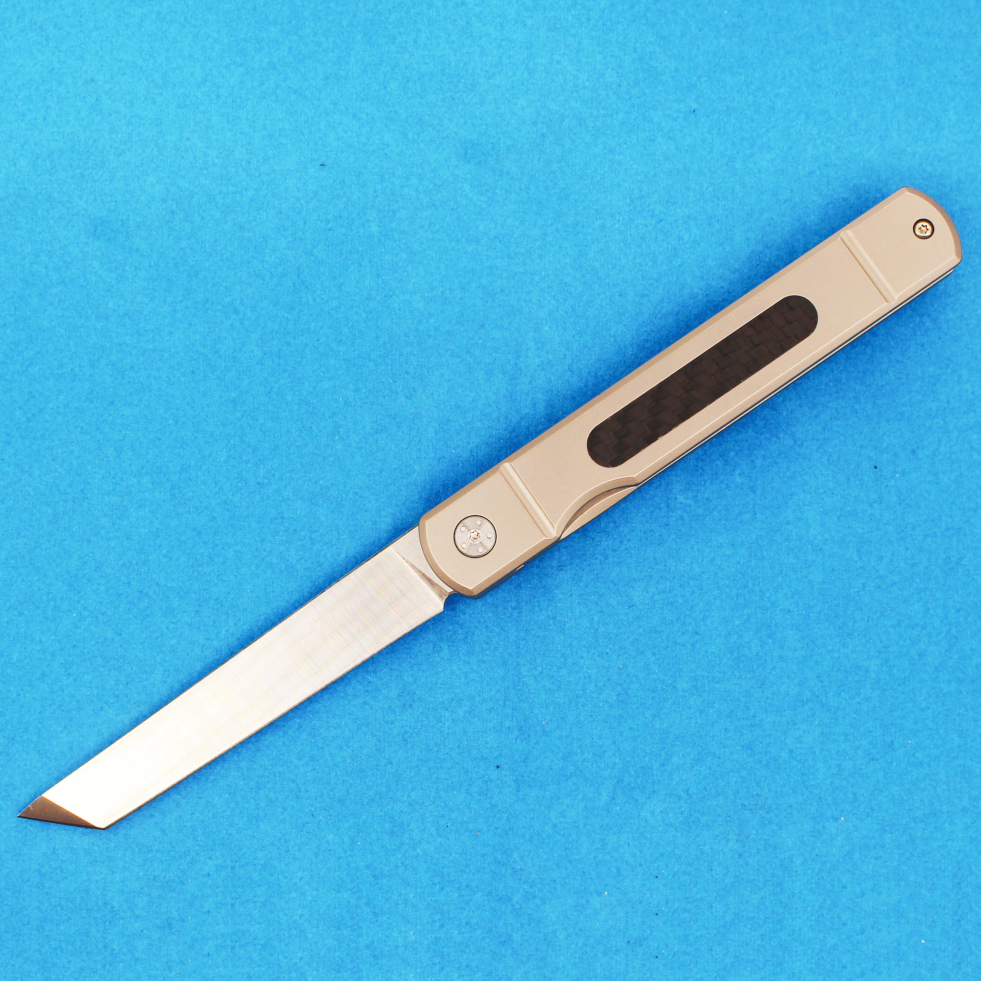 Высококачественный складной нож M5301 Высокий складной нож D2 Satin Tanto Blade Blade TC4 Титановый сплав с углеродным волокном ручкой с шариковым подшипником быстро открытые карманные ножи EDC