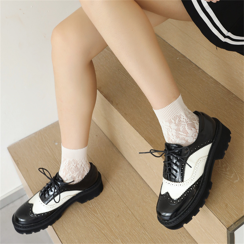 أحذية Women Women Middle Heel 2023 Autumn Spring New Vintage Retro Black White Contraving Color Learture Brogue Shoesping