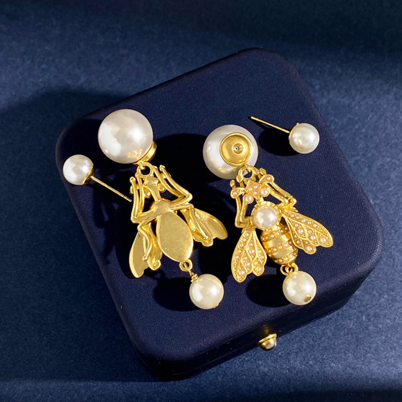 Donia jóias corte europeu e americano retrô abelha titânio aço micro-incrustado AAA zircão agulha de prata brincos de pérola de luxo