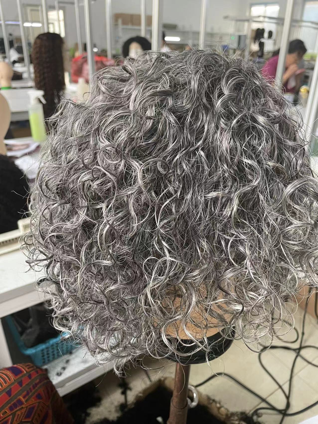 Court naturel bouclés sel et poivre gris perruque argent gris femmes perruque de cheveux fait à la machine non dentelle perruque vrais cheveux doux confortable Diva1