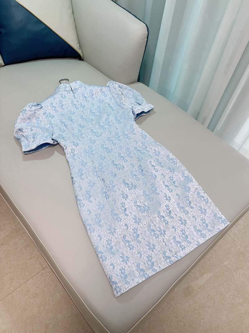 2023 Summer Blue Floral Imprimé Jacquard Cheongsam robe à manches courtes Colliers de support en rabat décontracté courts J3L126449