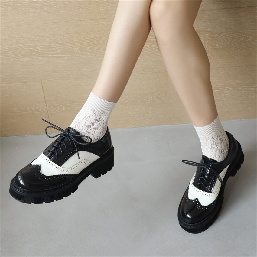 أحذية Women Women Middle Heel 2023 Autumn Spring New Vintage Retro Black White Contraving Color Learture Brogue Shoesping