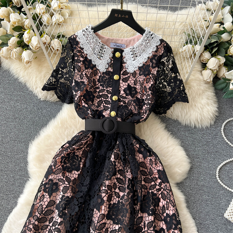 Runway Dresses Summer Mid-Längd Women Doll Collar Hook Flower Spetsklänning med Belt Slim Short Sleeve Green Black Blue Ladies A-LI273U