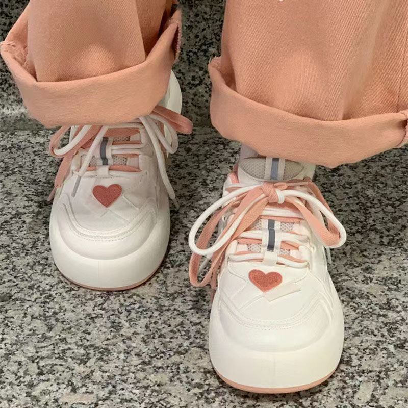 Białe urocze buty platformowe dla kobiet różowe miłosne heart łatanie kawaii butów casual butów studenci 2023 wulkanizowane obuwie