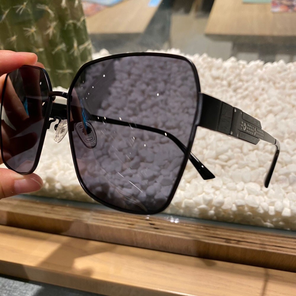 2023 Gafas de sol estilo piloto minimalistas clásicas para hombres y mujeres, hechas de material de aleación de titanio con peso ligero y diseño único de patas de espejo, modernas e informales