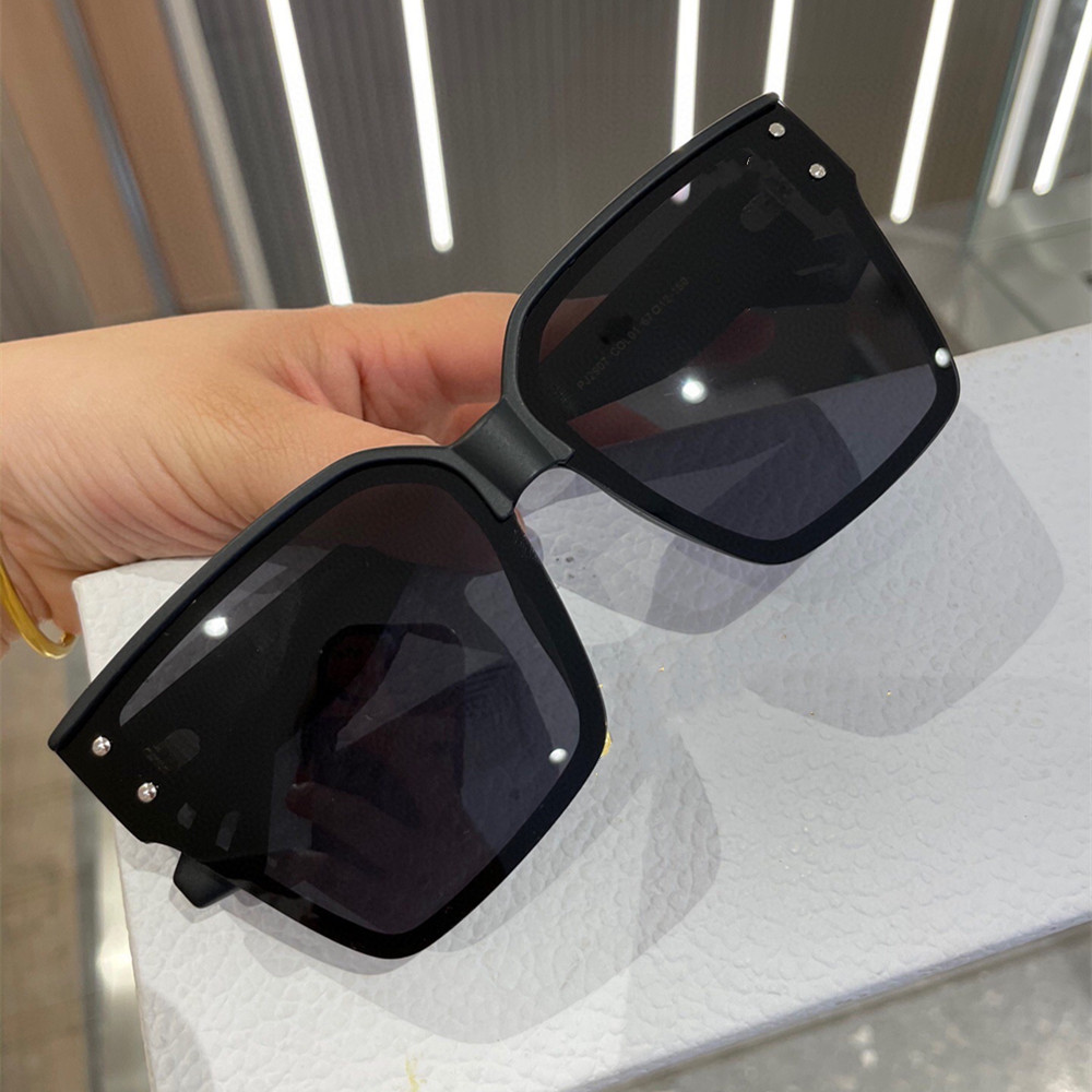 2023 Designer Market Hot Selling New Model Butterfly Shaped Appearance Full Frame PC Material Light Gray And Black High-End Feel High-Quality Sunglasses For Women