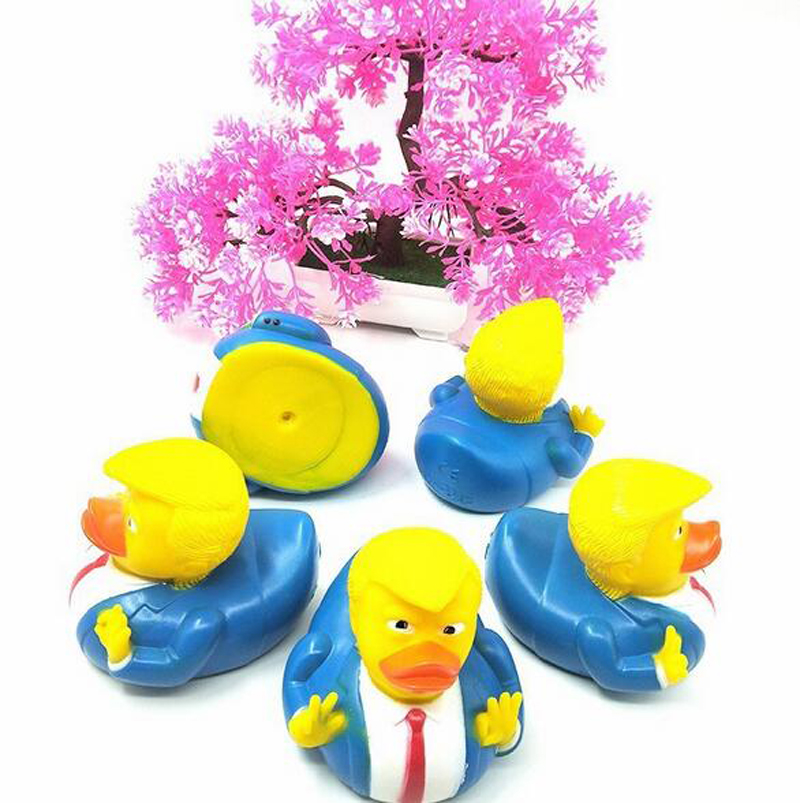 2024 Duck Bath Toy Novelty artiklar PVC Trump Ducks Dusch flyter USA: s president Flag Doll Showers Water Toys Novelty Kids Gifts Ny