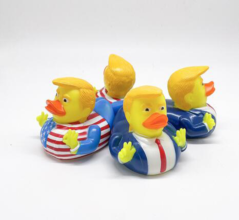 2024 Duck Bath Toy Itens Novidade PVC Trump Ducks Chuveiro Flutuante Bandeira do Presidente dos EUA Boneca Chuveiros Água Brinquedos Novidade Presentes para Crianças Novo
