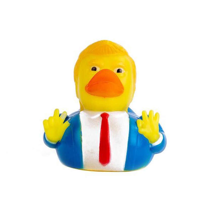 2024 Duck Bath Toy Novelty artiklar PVC Trump Ducks Dusch flyter USA: s president Flag Doll Showers Water Toys Novelty Kids Gifts Ny