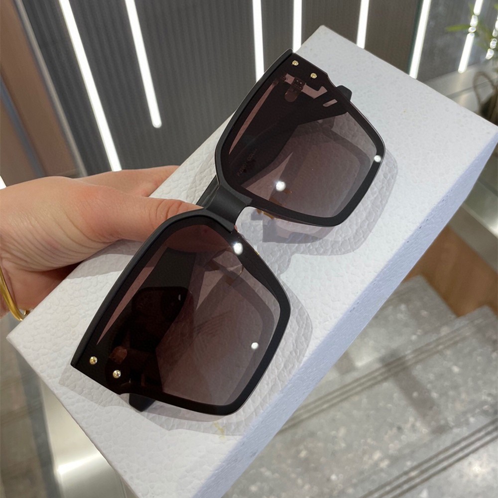 2023 Designer Market Hot Selling New Model Butterfly Shaped Appearance Full Frame PC Material Light Gray And Black High-End Feel High-Quality Sunglasses For Women