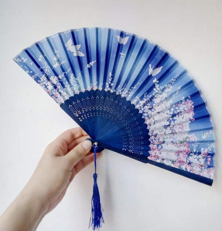 100 stks Chinese Bruiloft Zijden Bloem Hand Fan met Gift Bag Klassieke Kersenbloesem Vlinder Bamboe Vouwen Fans Huwelijkscadeau SN6915