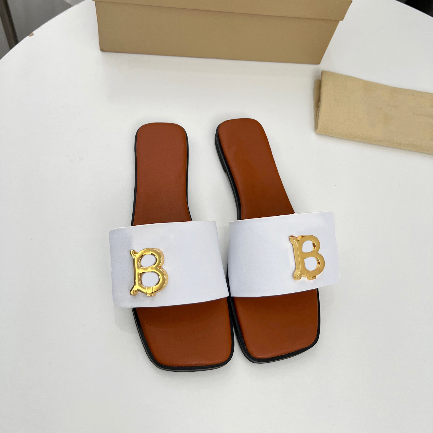 2023 Designer Herrstaller Kvinnor Fashion Letters Bur Slippers Luxury Summer Ladies Flat Rubber Sandals Beach Shoes Size 35-43