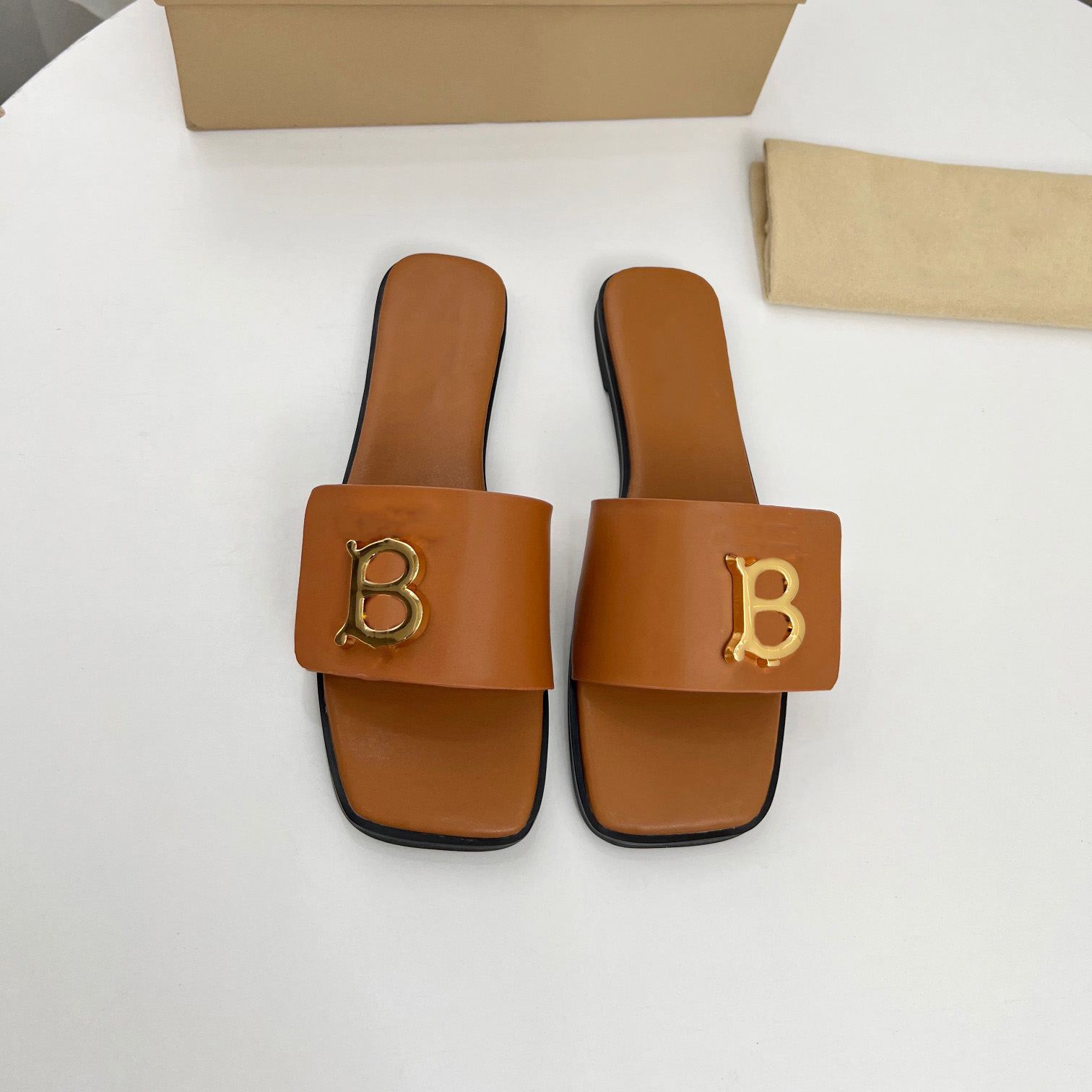 2023 Designer Herrstaller Kvinnor Fashion Letters Bur Slippers Luxury Summer Ladies Flat Rubber Sandals Beach Shoes Size 35-43