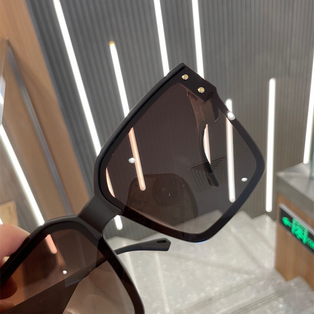 2023 Designer Market Venda imperdível Novo modelo em forma de borboleta Aparência Full Frame PC Material Cinza claro e preto Óculos de sol de alta qualidade para mulheres
