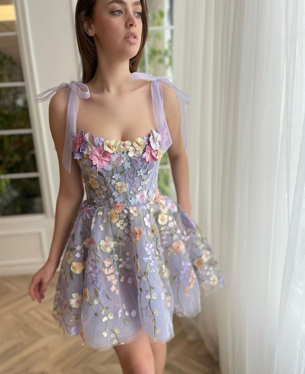 Romantique Une Ligne Robes De Soirée Bretelles Spaghetti Fleurs À La Main Robes De Bal Courtes Robes De Cocktail Dos Nu Robes De Graduation Sur Mesure