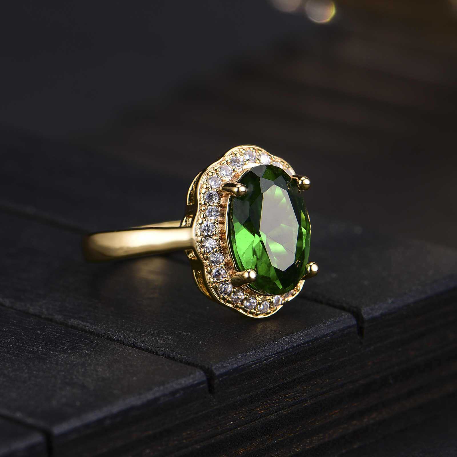 Alianças de casamento Estilo europeu e americano moda feminina Simulação Turmalina verde esmeralda Zircônia Diamante Banhado a ouro 18k Anel feminino Festa Jóias Presente de aniversário