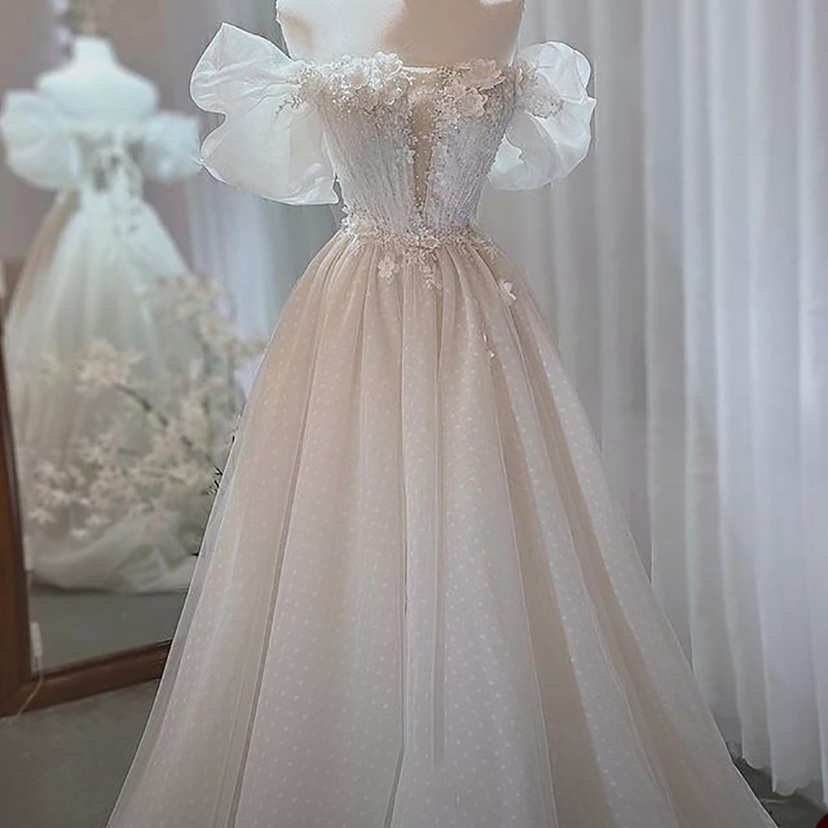 Glamorösa A-Line Wedding Dresses Bateau från axeln 3D Flower-sökande Pearls Lace Up Court Gown Custom Made Zipper Plus Size Bridal Dress Vestidos de Novia