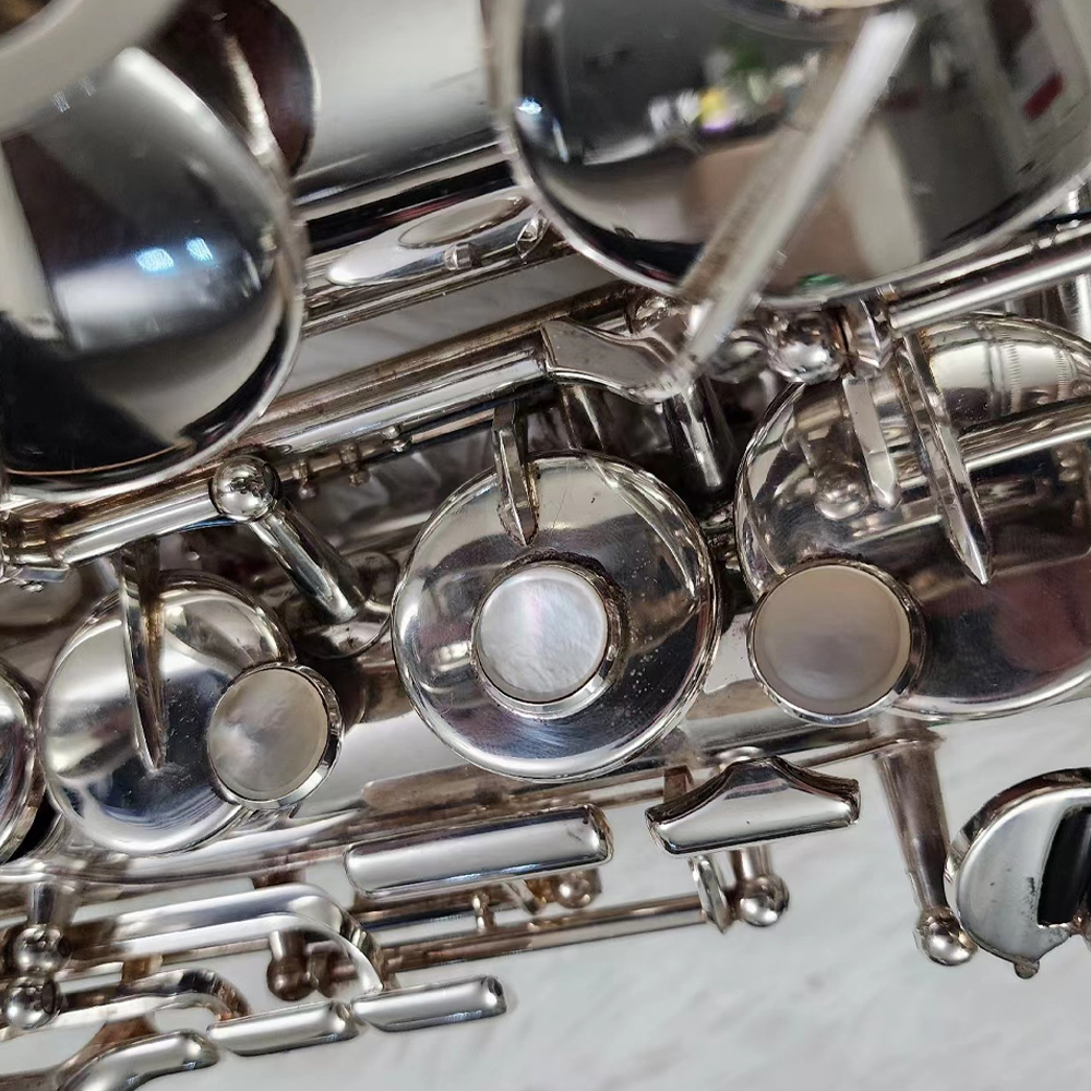 Klassisches Altsaxophon 82Z in Eb-Ton, vernickeltes Silber, eins zu eins, in japanischer Handwerkskunst hergestelltes Altsaxophon mit graviertem Muster, mit Koffer
