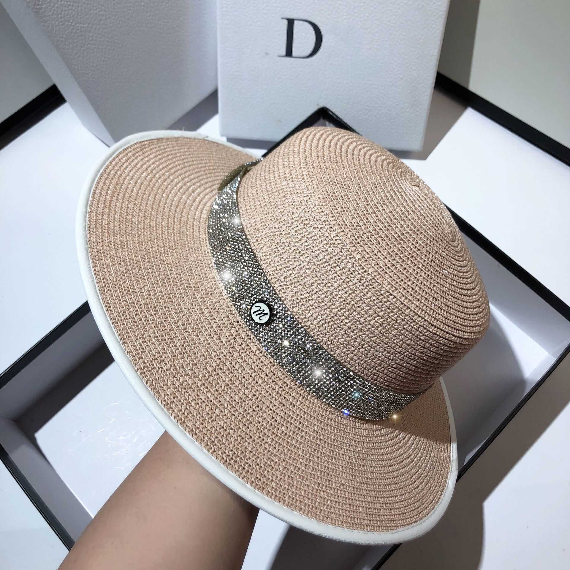 Kvinnor Boater Ladies Crystal Straw Hat Outdoor Seaside Beach Sun Flat Top Sun Caps With Wide Pearl Decoration Band Female L230620