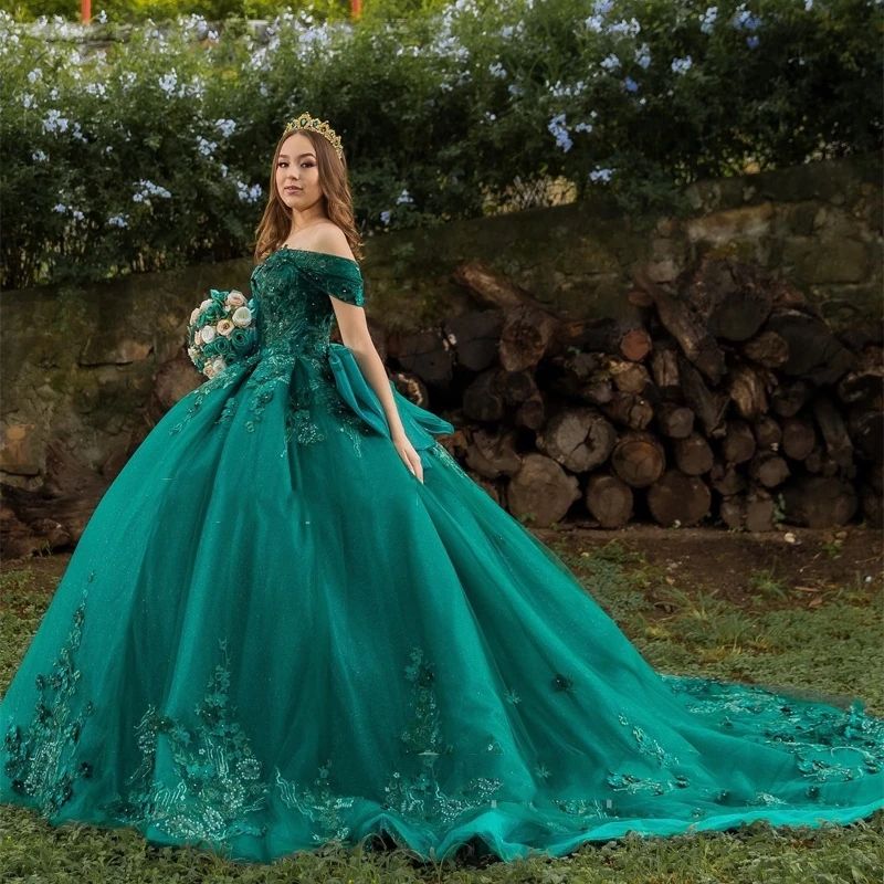 2023 Abiti sexy Quinceanera Appliques di pizzo verde scuro Perline di cristallo Off spalla Fiori Plus Size Abiti da sera da ballo formale da ballo indietro con fiocco