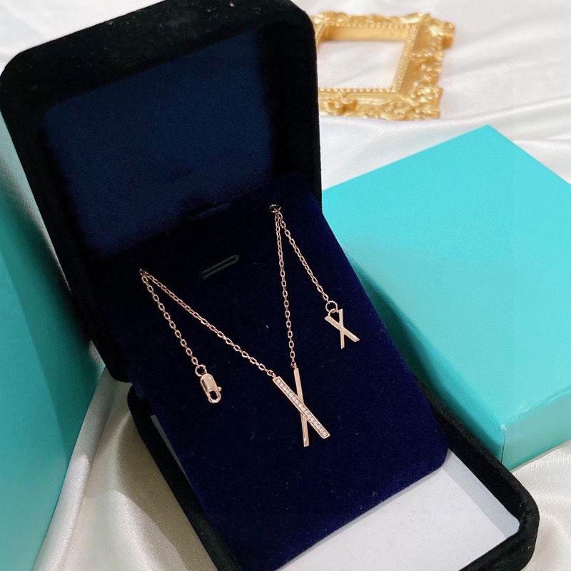 2023 lovely cute pendant Necklaces HIGH QUALITY long gold thin stainless steel chain crystal cross design Women necklace with dust bag and box