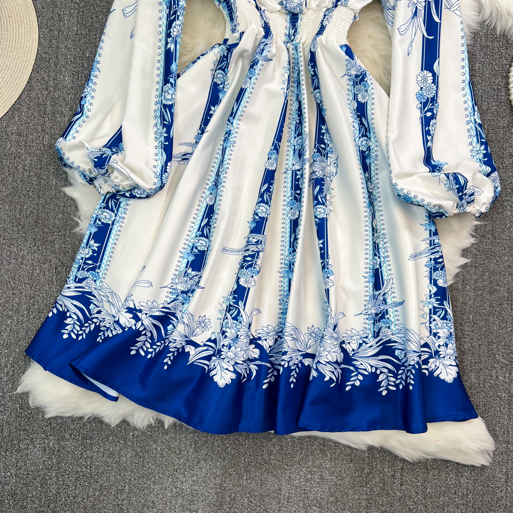 Freizeitkleider 2023 Frühling Herbst Retro-Druck Blaue knielange Kleider Damen V-Ausschnitt Laternenärmel Elastische Taille Schlankes Urlaubs-Strandkleid