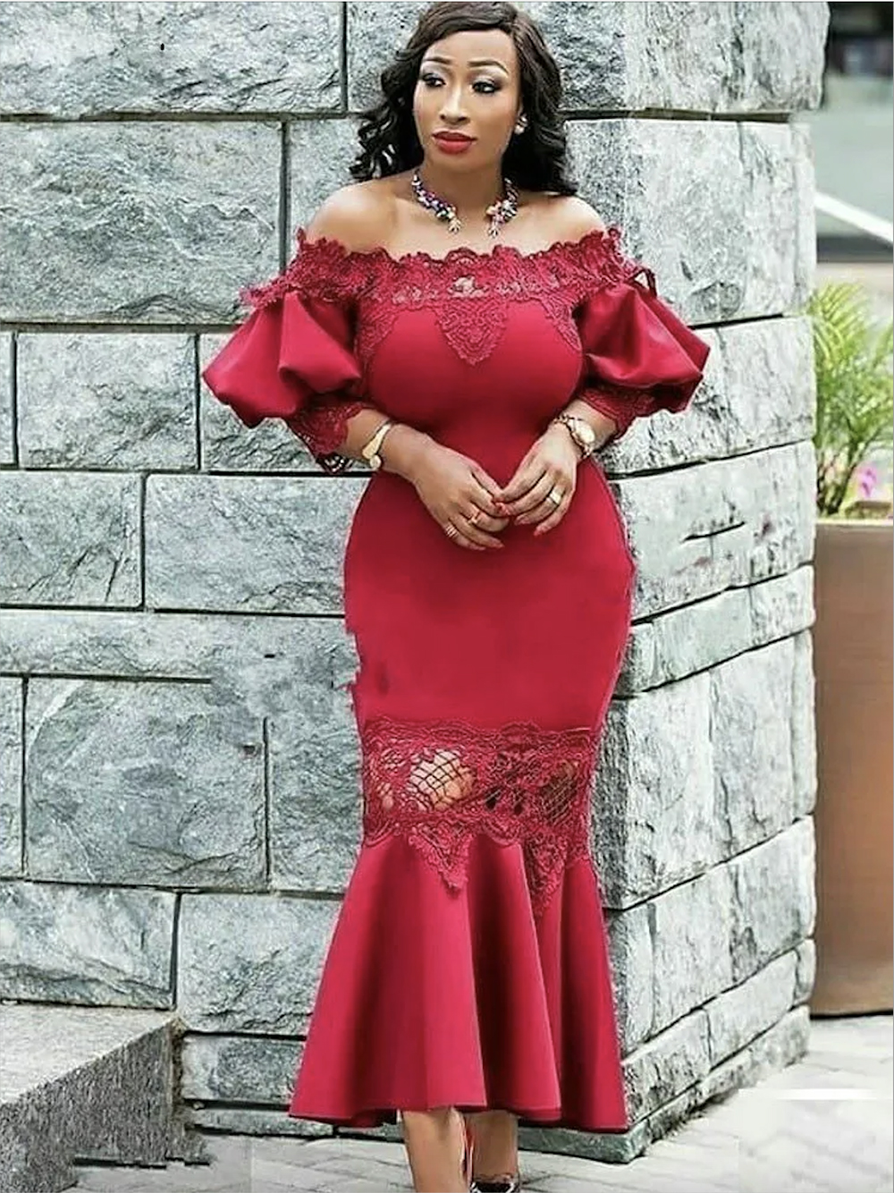 2023 Sexy Afrikanisches Mädchen Rote Mutter der Braut Kleider Meerjungfrau Schulterfrei Puffärmel Spitze Satin Plus Size Abendkleider Tragen