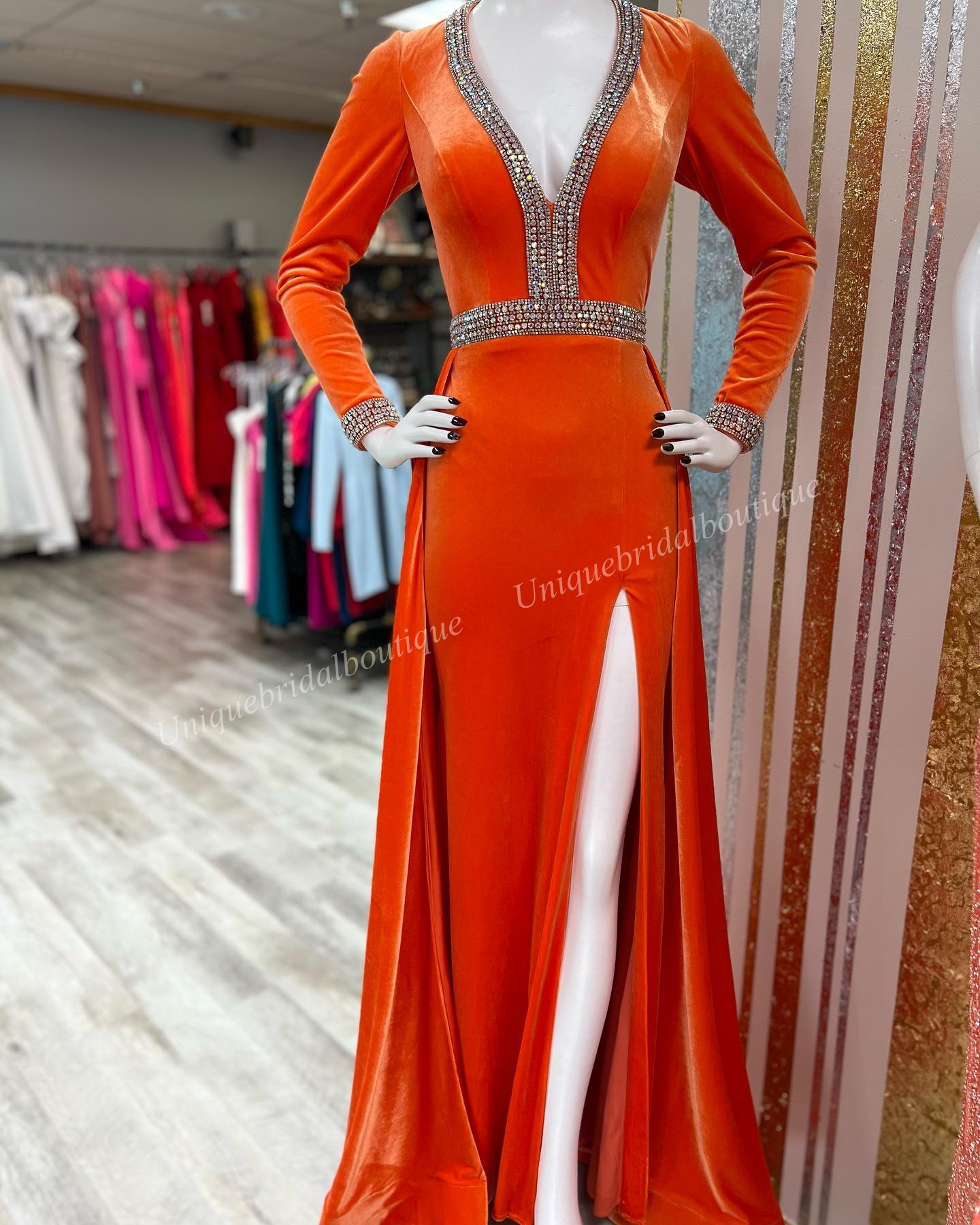 Saudi-Arabien Samt formelles Eventkleid 2024, lange Ärmel, tailliert, luxuriös, Kristall, tiefer V-Ausschnitt, Orange, Festzug, Abschlussball, Geburtstag, Abend, Partykleid für Damen, hoher Schlitz, Schlüsselloch