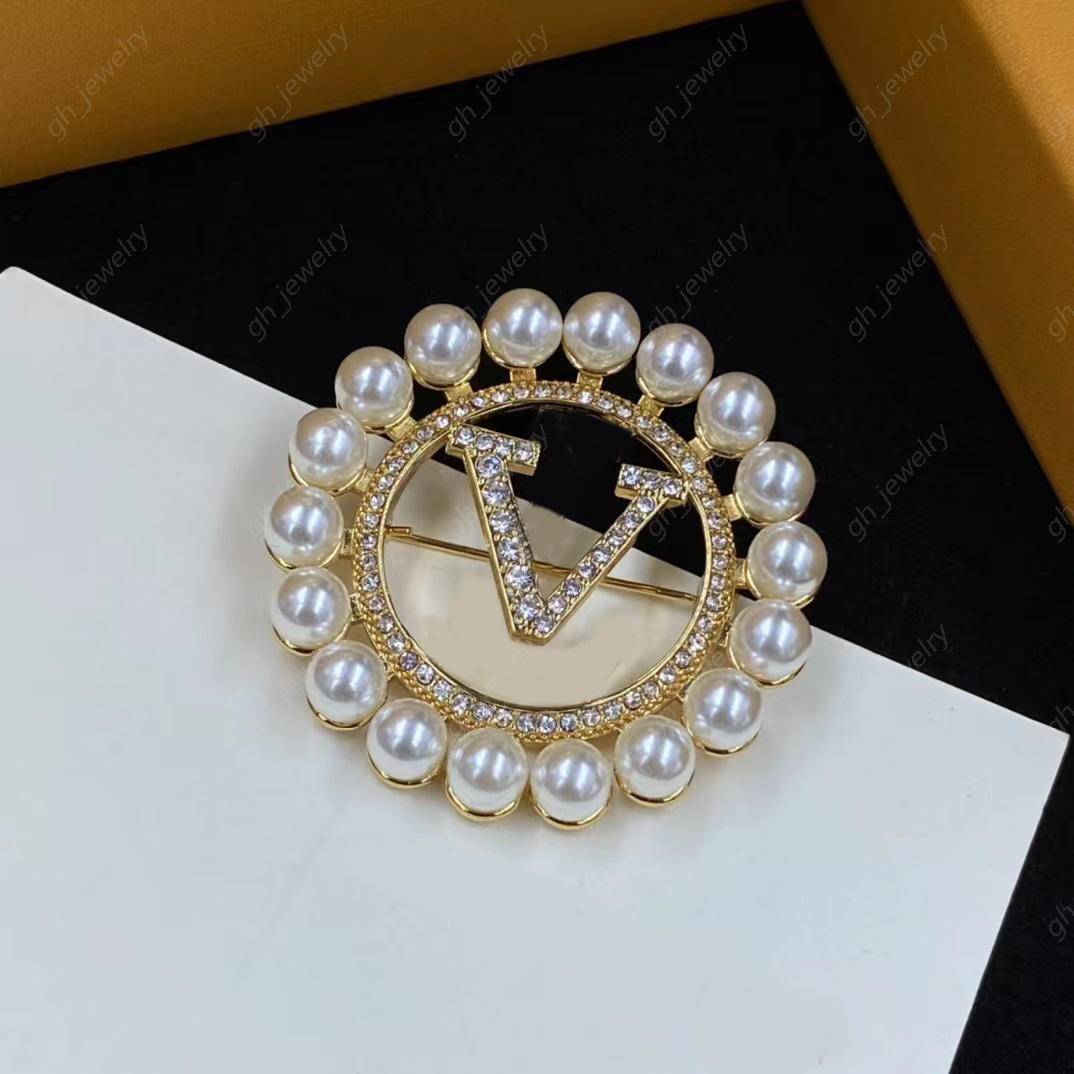 2023 New Fashion Round Pins Brooches Pearl Diamond letter luxury designer brooches for women suit sweater Dress jewelry