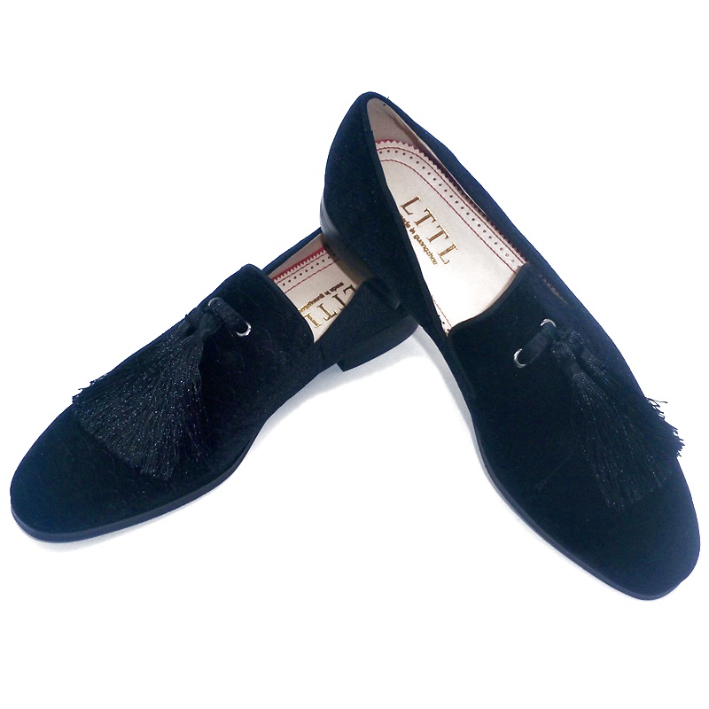Nuove eleganti scarpe da uomo in velluto nero Moda mocassini con nappe di alta qualità Scarpe casual da uomo Scarpe da fumo