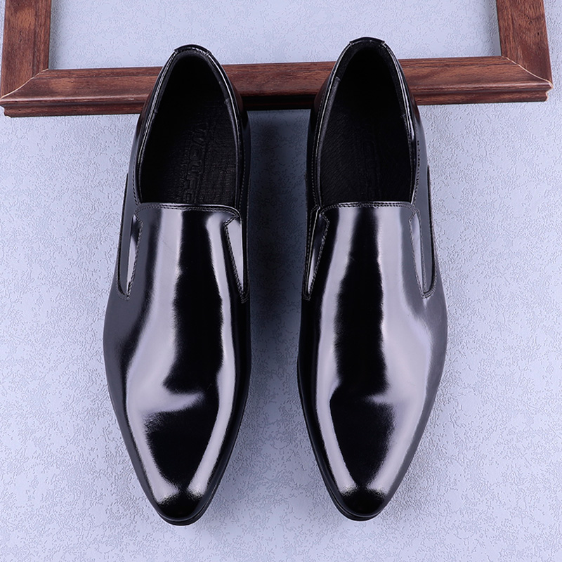 Nouveauté en cuir verni mocassins de luxe bout pointu chaussures hommes italien sans lacet chaussures habillées hommes appartements chaussures de bureau formelles