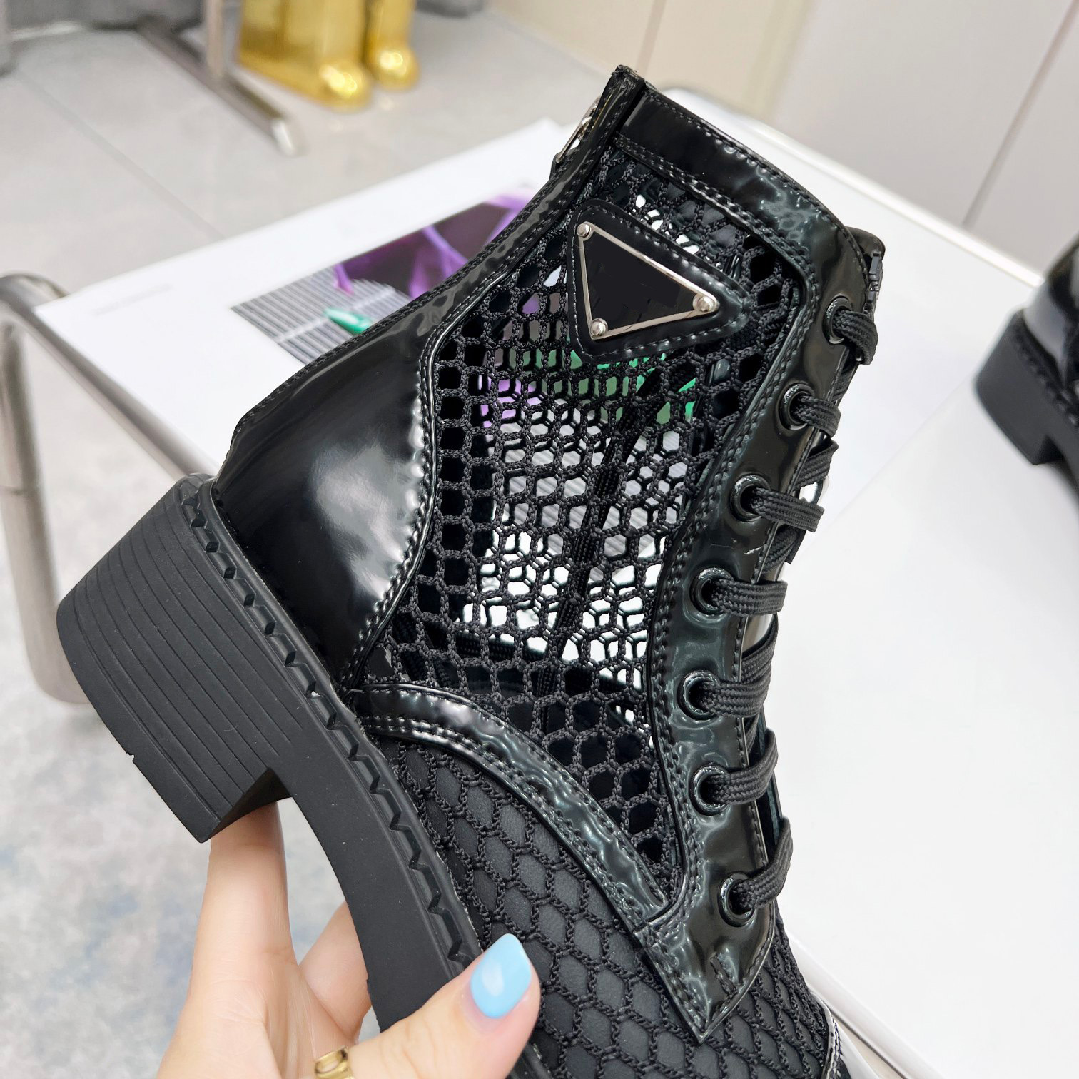 Luxur Designer Mesh Boots Women's Short Boots Summer Fashion Triangle Label dragkedja Lace Up Flat Heel Nude Martin Boots Outdoor Breattable Casual Cool Boots