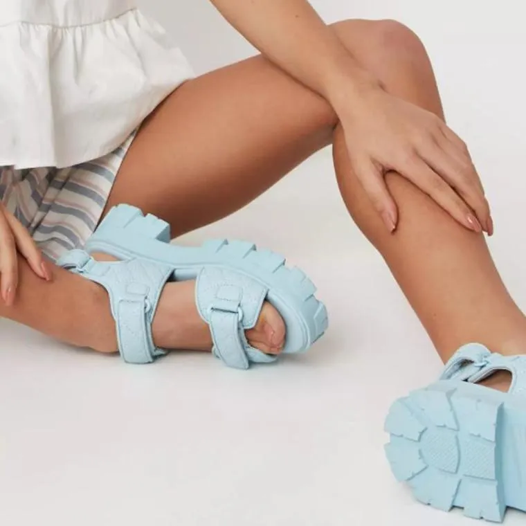 Sandały dla kobiet Summer 2022 na zewnątrz Retro Wedge Heels z rzymskimi łańcuchem ytmtloy Zapatos de Mujer Plataforma sadalias feminass