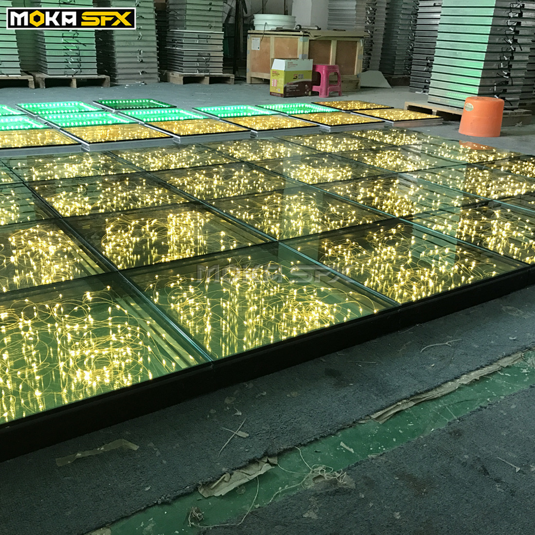 Spiegel-LED-Goldtanzfläche aus gehärtetem Glas, 3D-LED-Panel, SD/PC-Steuerung, Kabelverbindung, leuchtende Bodenfliesen für Disco, DJ, Party, Hochzeit, 100 Stück Lichter, Belastung 500 kg/m2