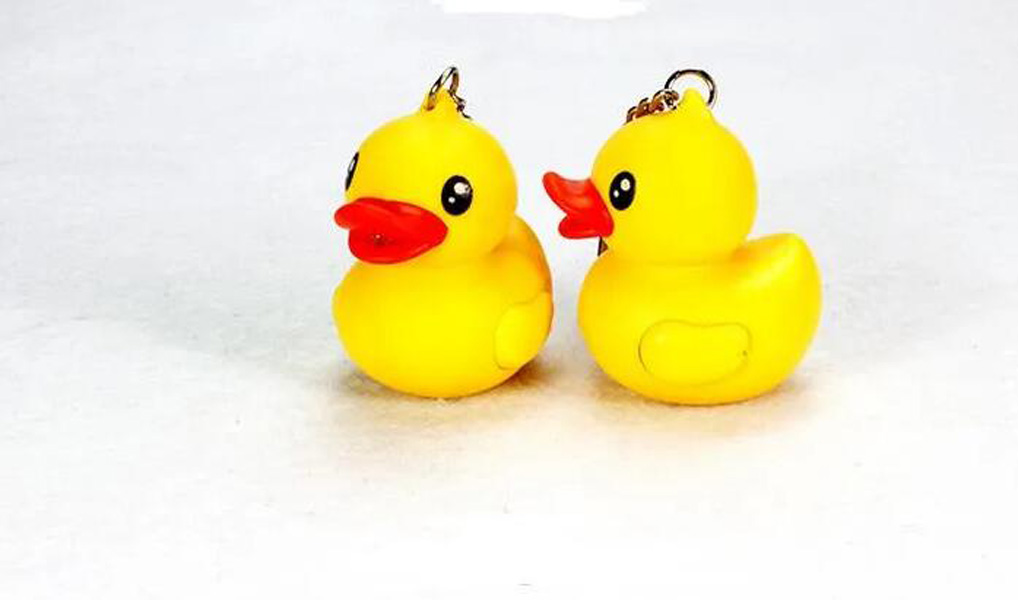 100st Creative LED Yellow Duck KeyChain med Sound Animal Series Rubber Ducky Key Ring Toys Doll Toy Party Fave Free Frakt